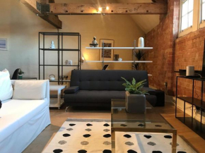 Stylish Stay in 2BD Leicester City Centre Loft, Leicester
